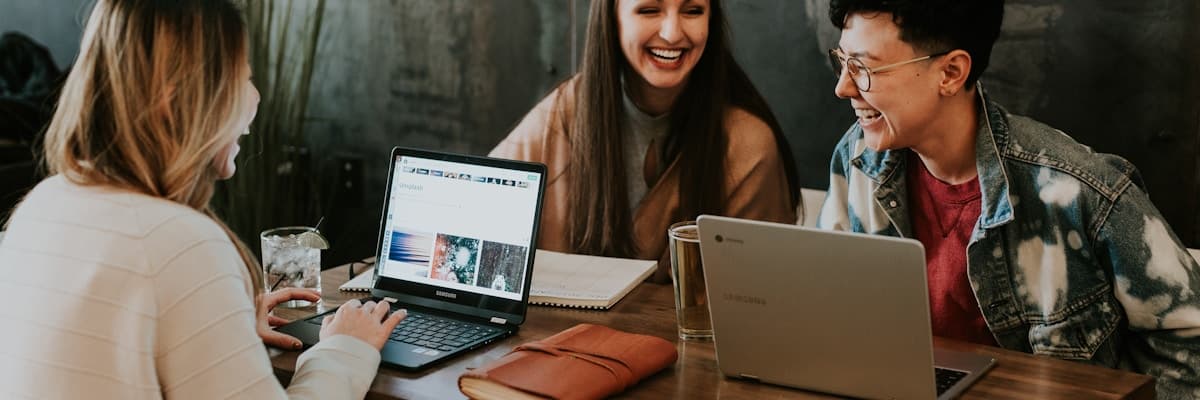 Groupe d'étudiants diversifiés collaborant ensemble